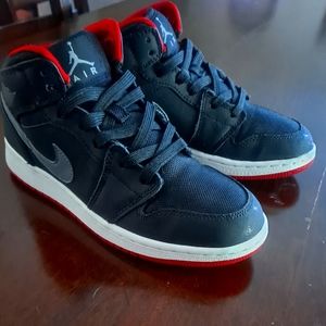 Jordan 1 mid Black gym red